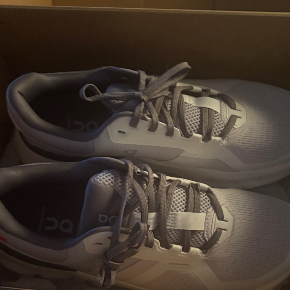 On Running women’s  Light Gray Athletic Shoes
